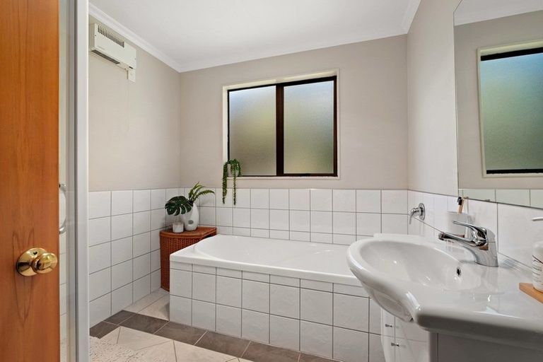 Photo of property in 3 Mackinnon Terrace, Sunshine Bay, Queenstown, 9300