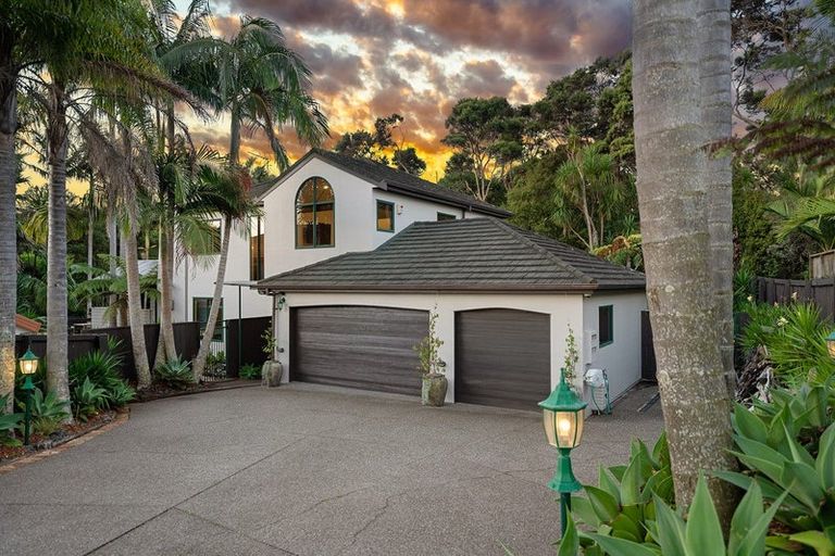 Photo of property in 28 Tyrico Close, Unsworth Heights, Auckland, 0632