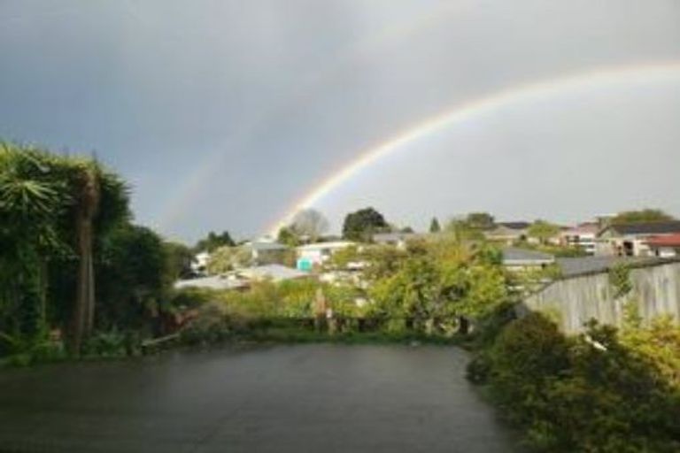 Photo of property in 88 Chivalry Road, Glenfield, Auckland, 0629