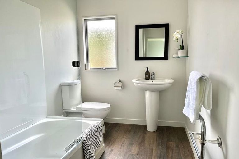 Photo of property in 1/39 Wade River Road, Stanmore Bay, Whangaparaoa, 0932