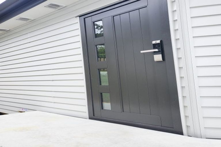 Photo of property in 36 Barbados Drive, Unsworth Heights, Auckland, 0632