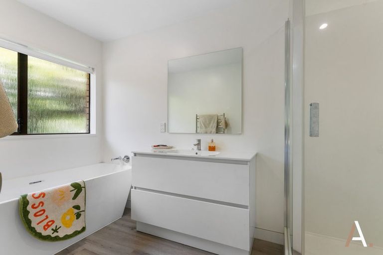 Photo of property in 4 Kingsclere Place, Goodwood Heights, Auckland, 2105