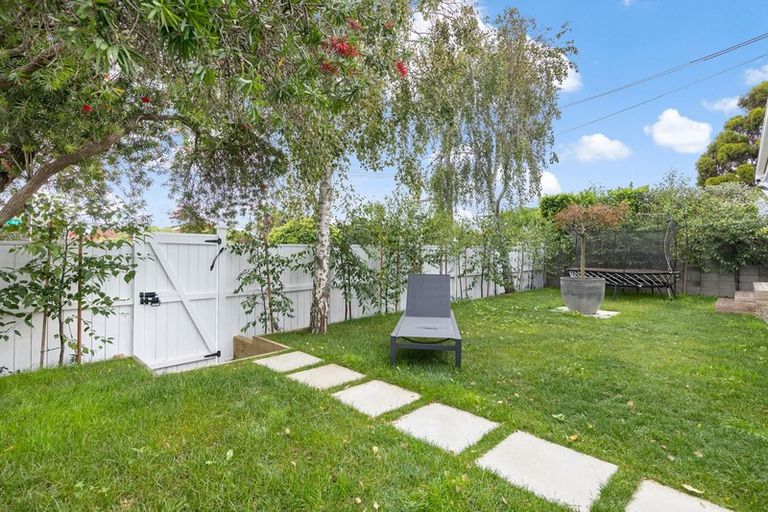 Photo of property in 24 Walmer Road, Point Chevalier, Auckland, 1022