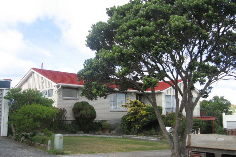 Photo of property in 18 Waiwera Crescent, Maupuia, Wellington, 6022