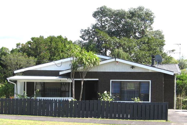 Photo of property in 11 Hutchinson Avenue, New Lynn, Auckland, 0600