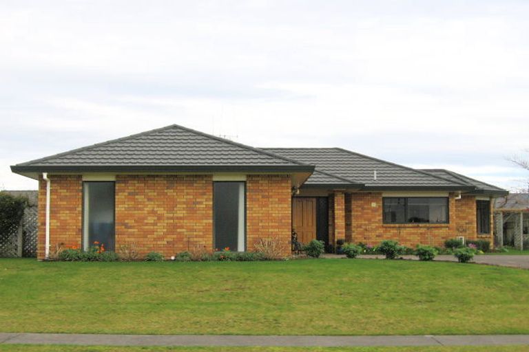 Photo of property in 17 Waiwherowhero Drive, St Andrews, Hamilton, 3200