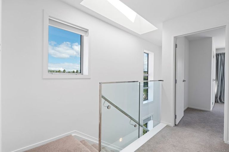 Photo of property in 5/10 Vinifera Place, Fairview Heights, Auckland, 0632
