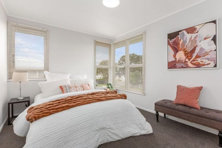 Photo of property in 32 Beauzami Crescent, Ascot Park, Porirua, 5024