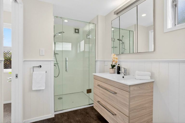 Photo of property in 15 Frieston Road, Milford, Auckland, 0620