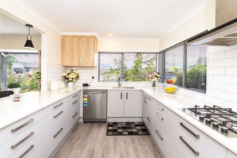 Photo of property in 6 Royal Oak Drive, Kelvin Grove, Palmerston North, 4414