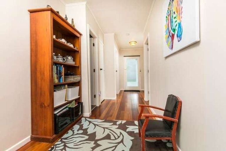 Photo of property in 100 Lincoln Park Avenue, Massey, Auckland, 0614