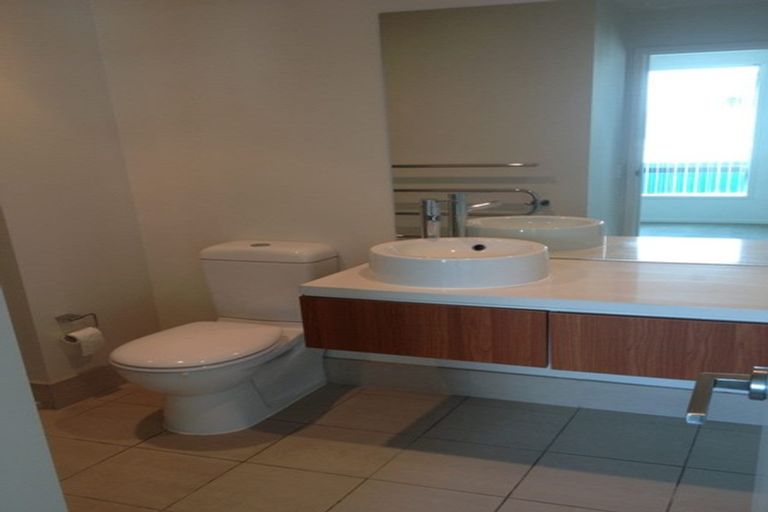 Photo of property in The Docks Apartments, 402/2 Dockside Lane, Auckland Central, Auckland, 1010