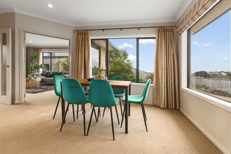 Photo of property in 8 Aoraki Rise, Aotea, Porirua, 5024