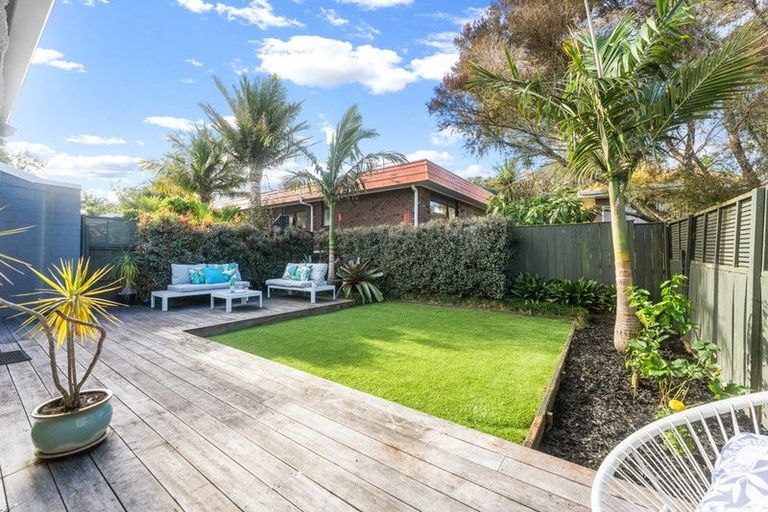 Photo of property in 2/40 James Evans Drive, Northcote, Auckland, 0627