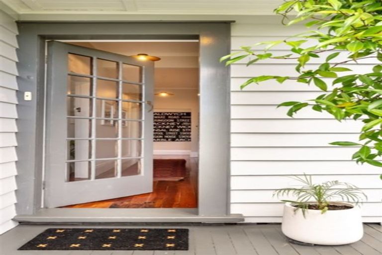 Photo of property in 1/34 Gladstone Road, Northcote, Auckland, 0627