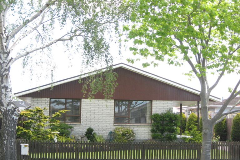 Photo of property in 17 Salford Avenue, Redwood, Christchurch, 8051