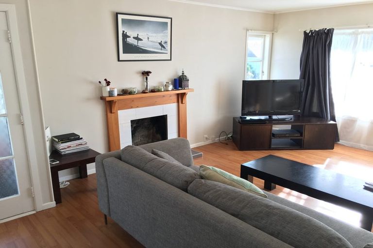 Photo of property in 4 Kirrie Avenue, Te Atatu South, Auckland, 0610