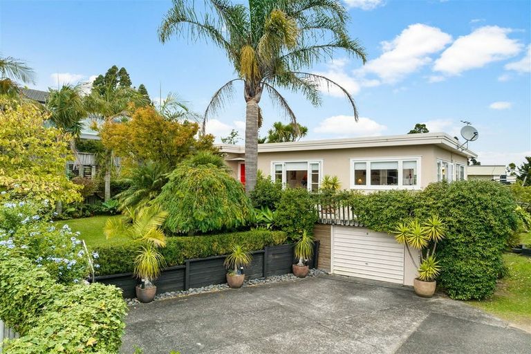 Photo of property in 1/94 Island Bay Road, Beach Haven, Auckland, 0626