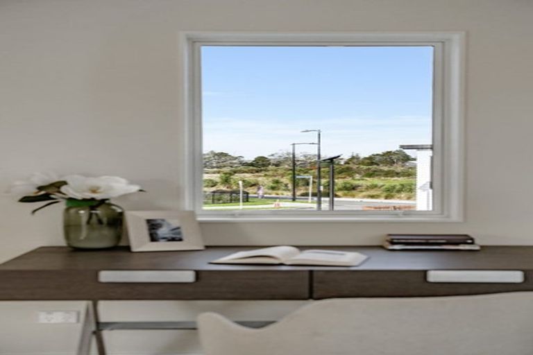 Photo of property in 6 Cara Avenue, Kumeu, 0810