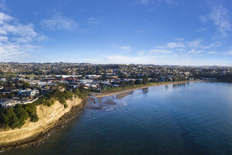 Photo of property in 1/13 Woodlands Crescent, Browns Bay, Auckland, 0630