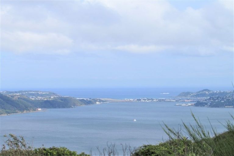 Photo of property in 30 Somes Crescent, Newlands, Wellington, 6037