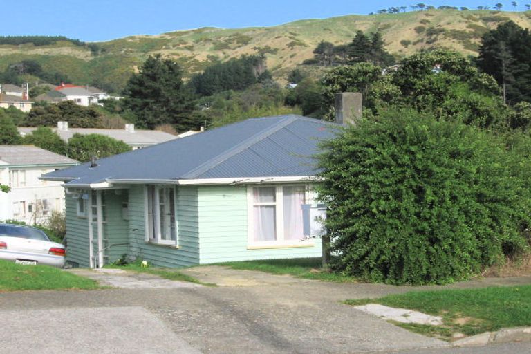 Photo of property in 15 Cumberland Grove, Cannons Creek, Porirua, 5024