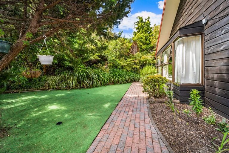 Photo of property in 12 Hobbs Road, Matakatia, Whangaparaoa, 0930