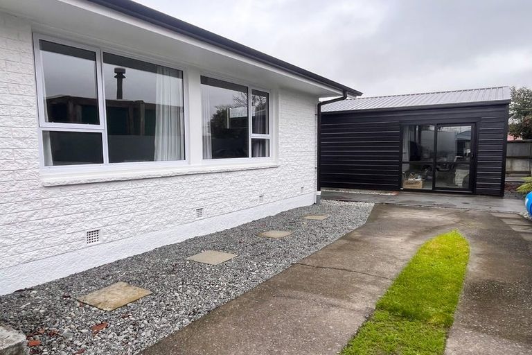 Photo of property in 16 Daniels Road, Redwood, Christchurch, 8051