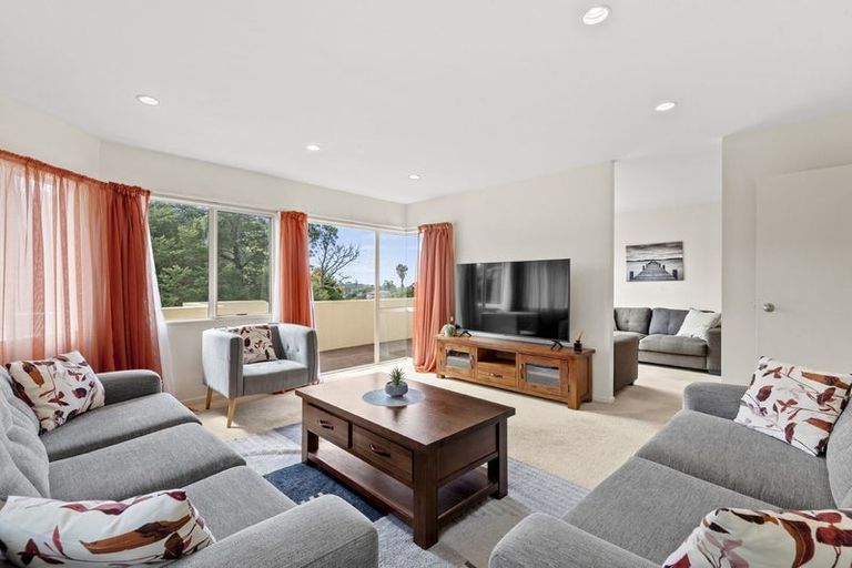 Photo of property in 8 Greenleaf Way, Northcross, Auckland, 0630