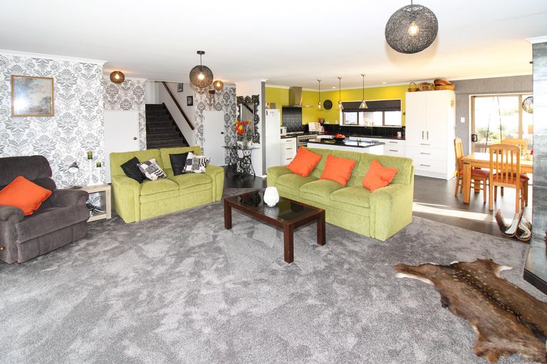 Photo of property in 5 Chisholm Place, Carterton, 5713