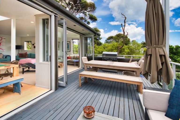 Photo of property in 21 Rayner Road, Piha, New Lynn, 0772