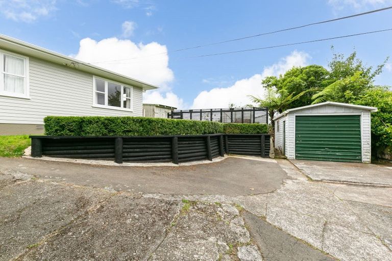 Photo of property in 6 Thurleigh Grove, Karori, Wellington, 6012