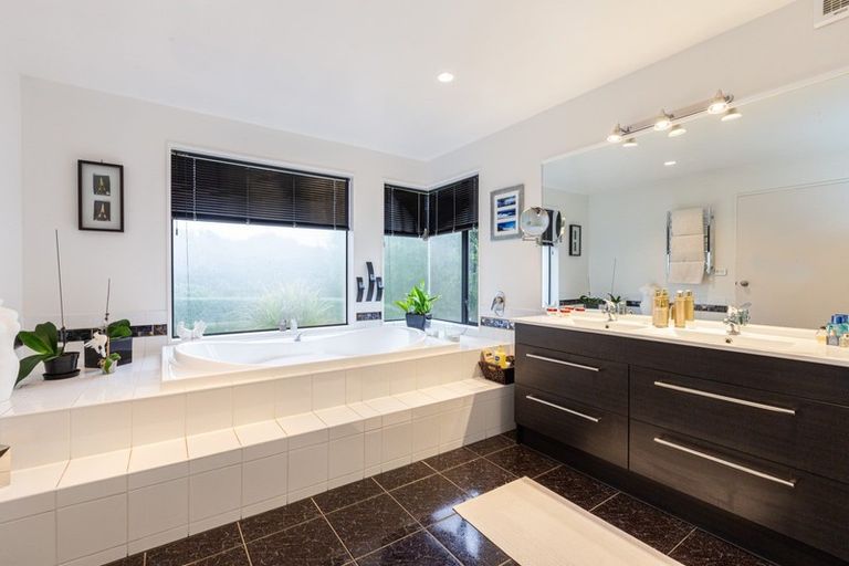 Photo of property in 30 Drayton Drive, Mount Pleasant, Christchurch, 8081