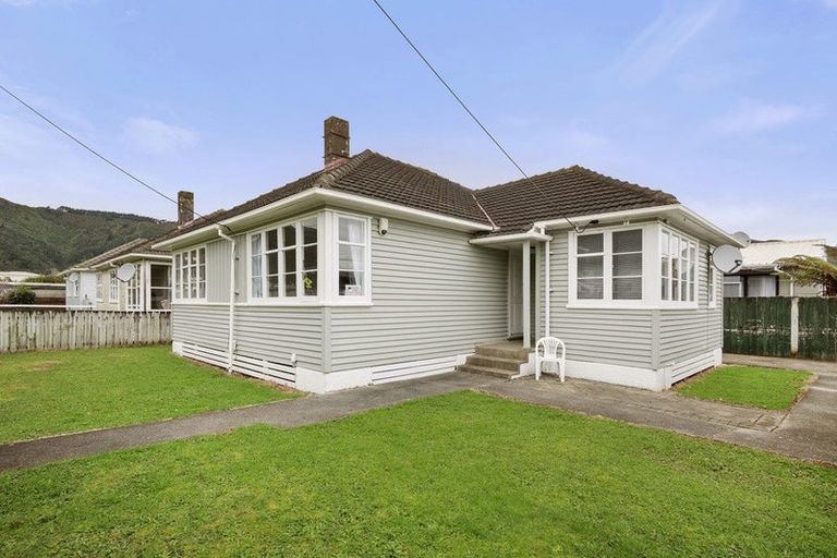 Photo of property in 1 Strand Crescent, Naenae, Lower Hutt, 5011