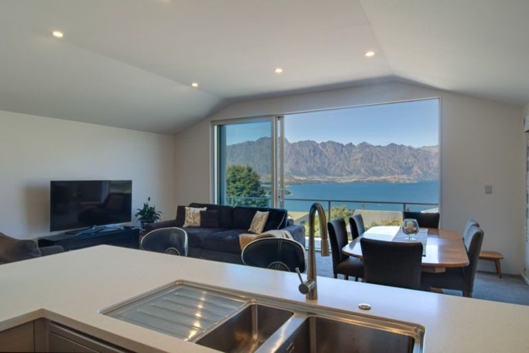 Photo of property in 28 Wynyard Crescent, Fernhill, Queenstown, 9300