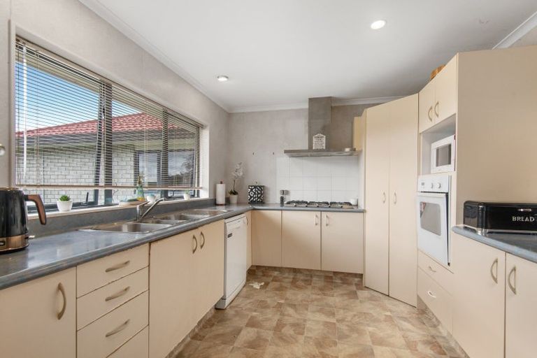 Photo of property in 100 Pacific Drive, Fitzherbert, Palmerston North, 4410