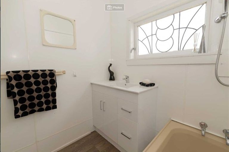 Photo of property in 1/23 Luckens Road, West Harbour, Auckland, 0618