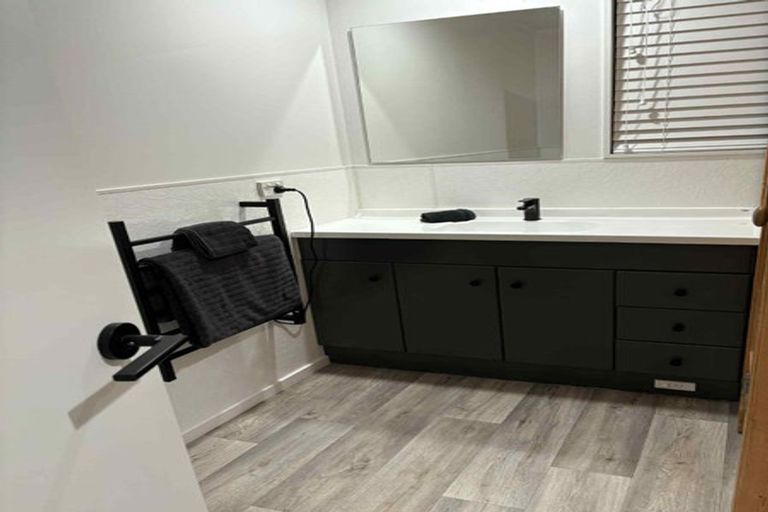 Photo of property in 2/81 Knights Road, Rothesay Bay, Auckland, 0630