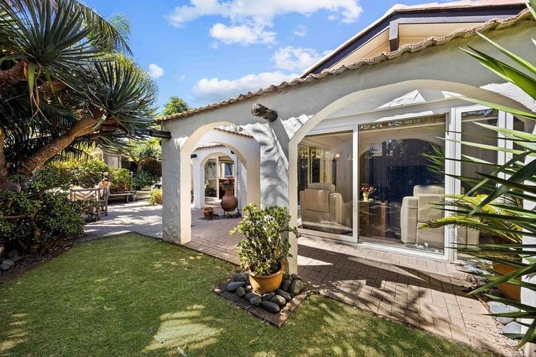 Photo of property in 8 Hedge Row, Sunnyhills, Auckland, 2010