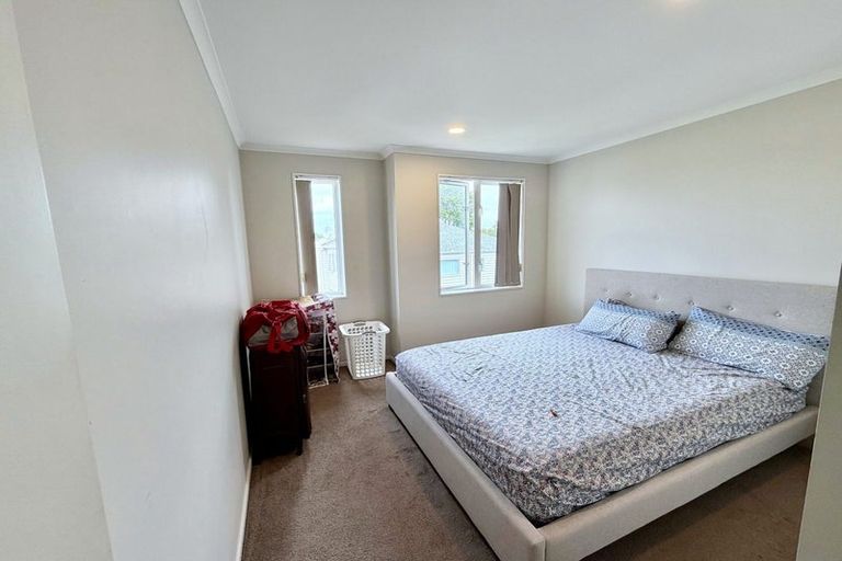 Photo of property in 21 Stitchbird Crescent, Papakura, 2110