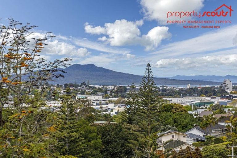 Photo of property in 2/537 Glenfield Road, Glenfield, Auckland, 0629