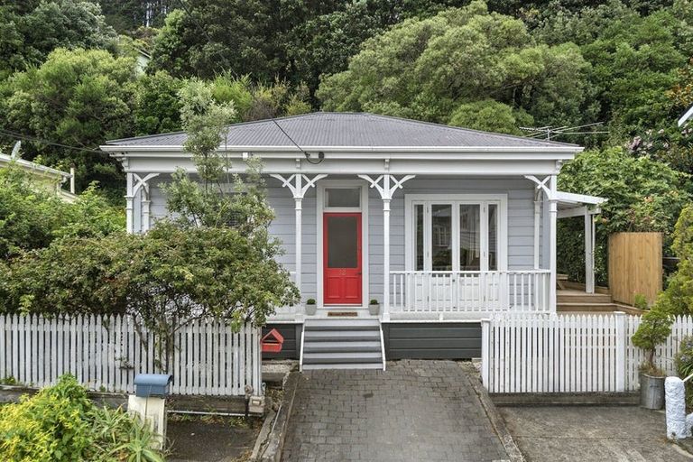 Photo of property in 12 Rixon Grove, Mount Victoria, Wellington, 6011