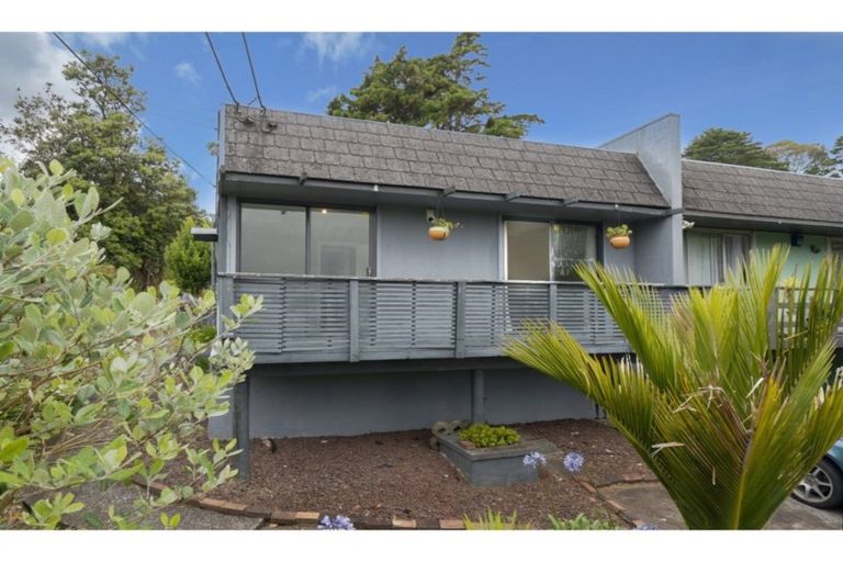 Photo of property in 9 Rangeview Road, Sunnyvale, Auckland, 0612