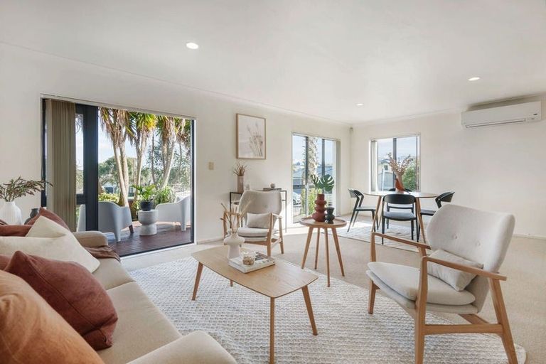 Photo of property in 1/14 Ponderosa Drive, Oteha, Auckland, 0632