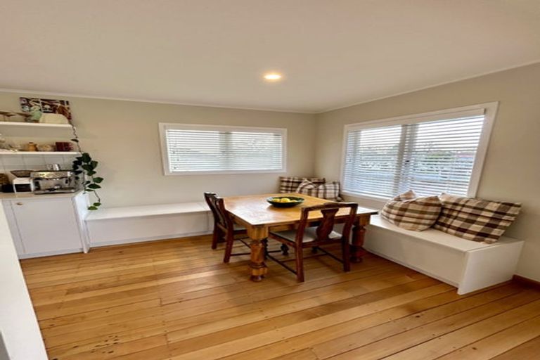 Photo of property in 3 Alma Street, Te Atatu South, Auckland, 0610