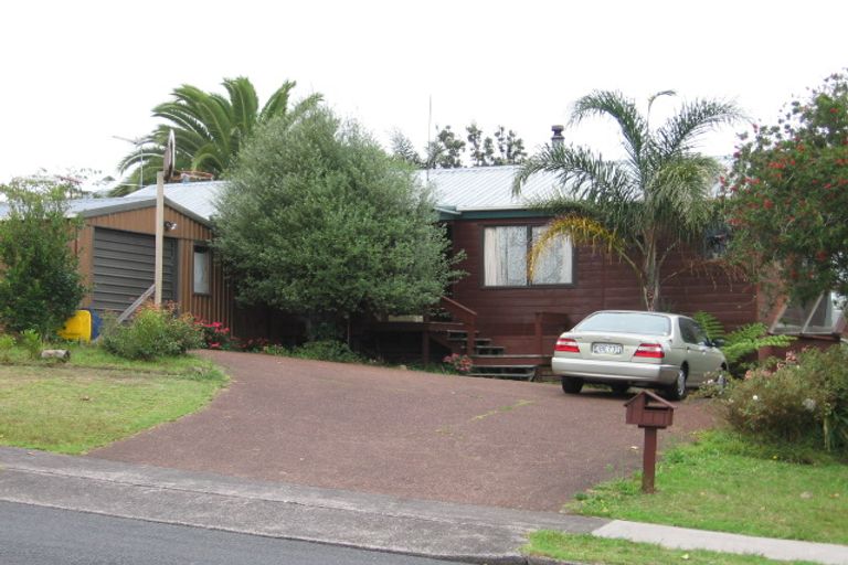 Photo of property in 20 Marina View Drive, West Harbour, Auckland, 0618