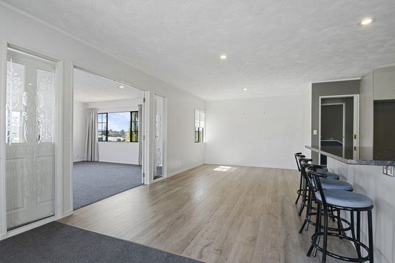 Photo of property in 17 Tokay Place, Huapai, Kumeu, 0810
