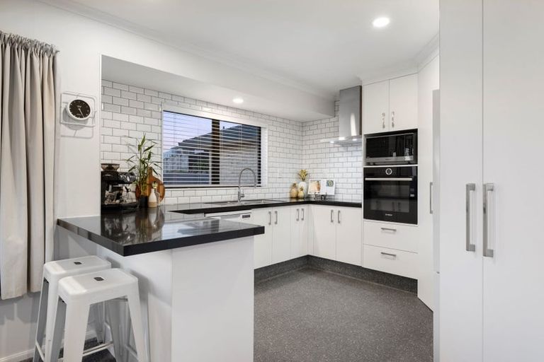 Photo of property in 17 Downing Place, Welcome Bay, Tauranga, 3112