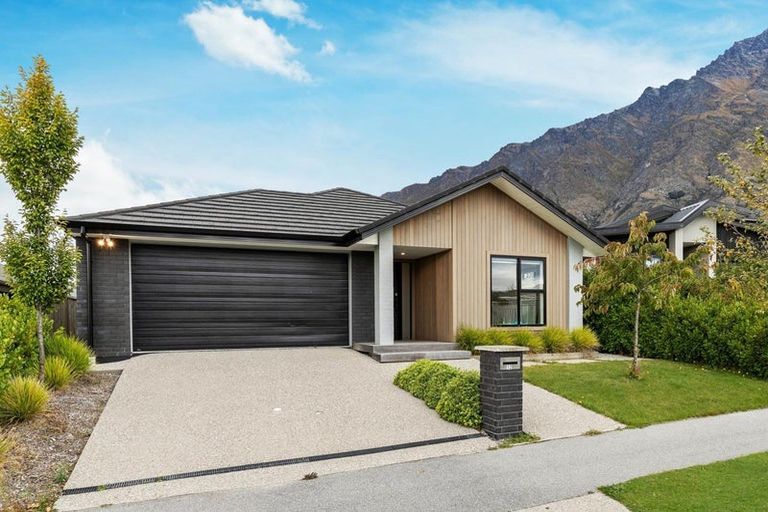 Photo of property in 12 Shepherd Road, Jacks Point, Queenstown, 9371