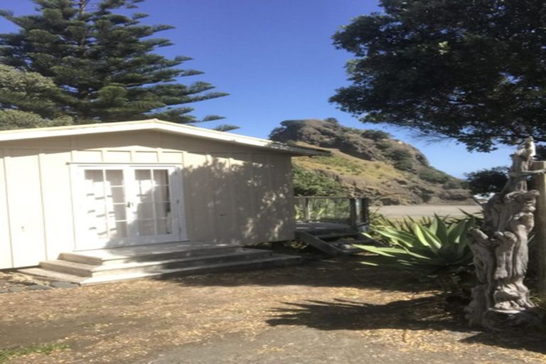 Photo of property in 30 Garden Road, Piha, New Lynn, 0772